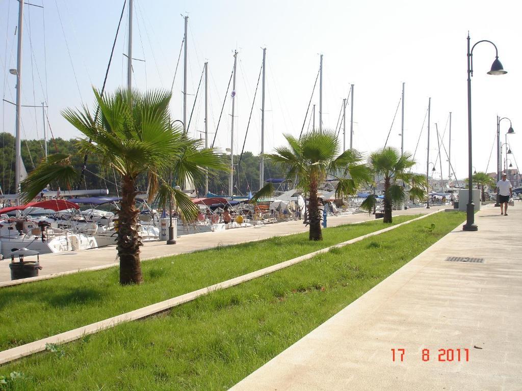 Apartments Lucija Стари Град Экстерьер фото