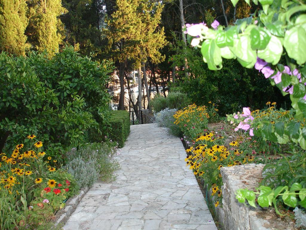 Apartments Lucija Стари Град Экстерьер фото
