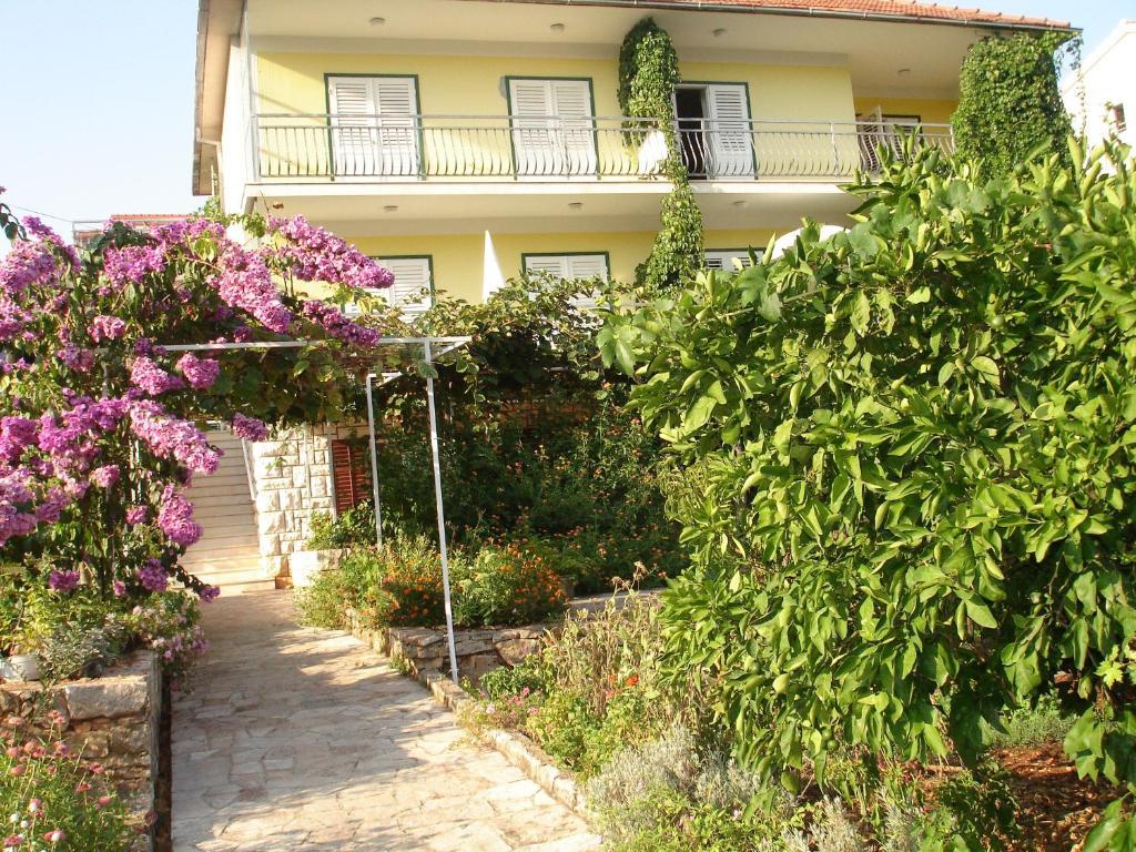 Apartments Lucija Стари Град Экстерьер фото